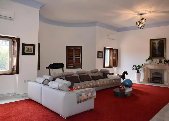 Gazde/Camere de închiriat Secret *